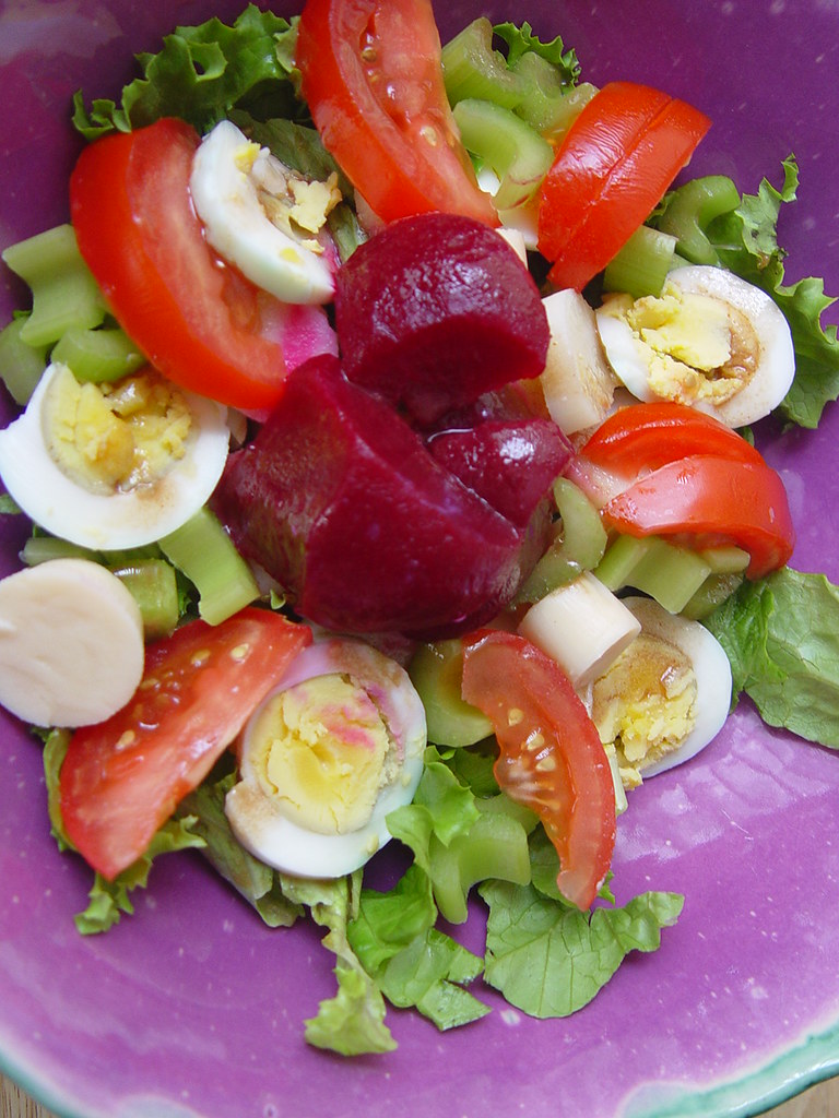 Fresh vegetable salad bowl for healthy weight loss after 40